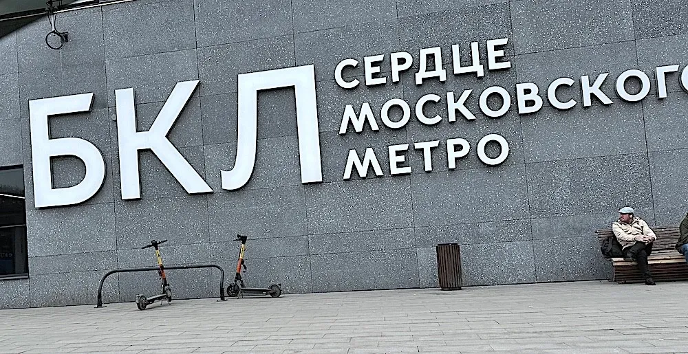 Стеклофибробетон: Как хрупкое стекло сделало бетон легким, а архитектуру — невесомой